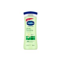 لوسیون نرم‌کننده بدن وازلین مدل Aloe Soothe حجم 400 میلی‌لیتر حاوی آلوئه ورا و ویتامین E با ماندگاری رطوبت تا 48 ساعت و مناسب پس از استحمام